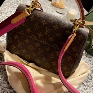 Very lightly used purse. Opened to offers